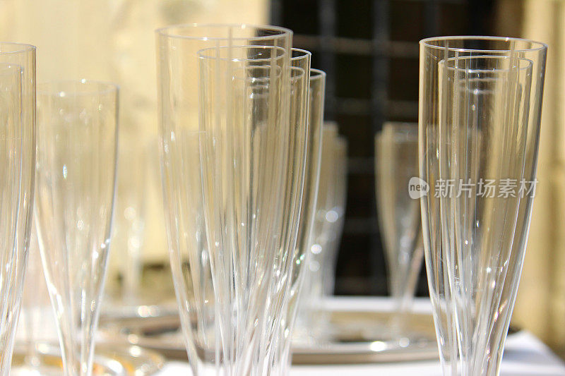 在婚宴上，空的塑料香槟杯/酒杯